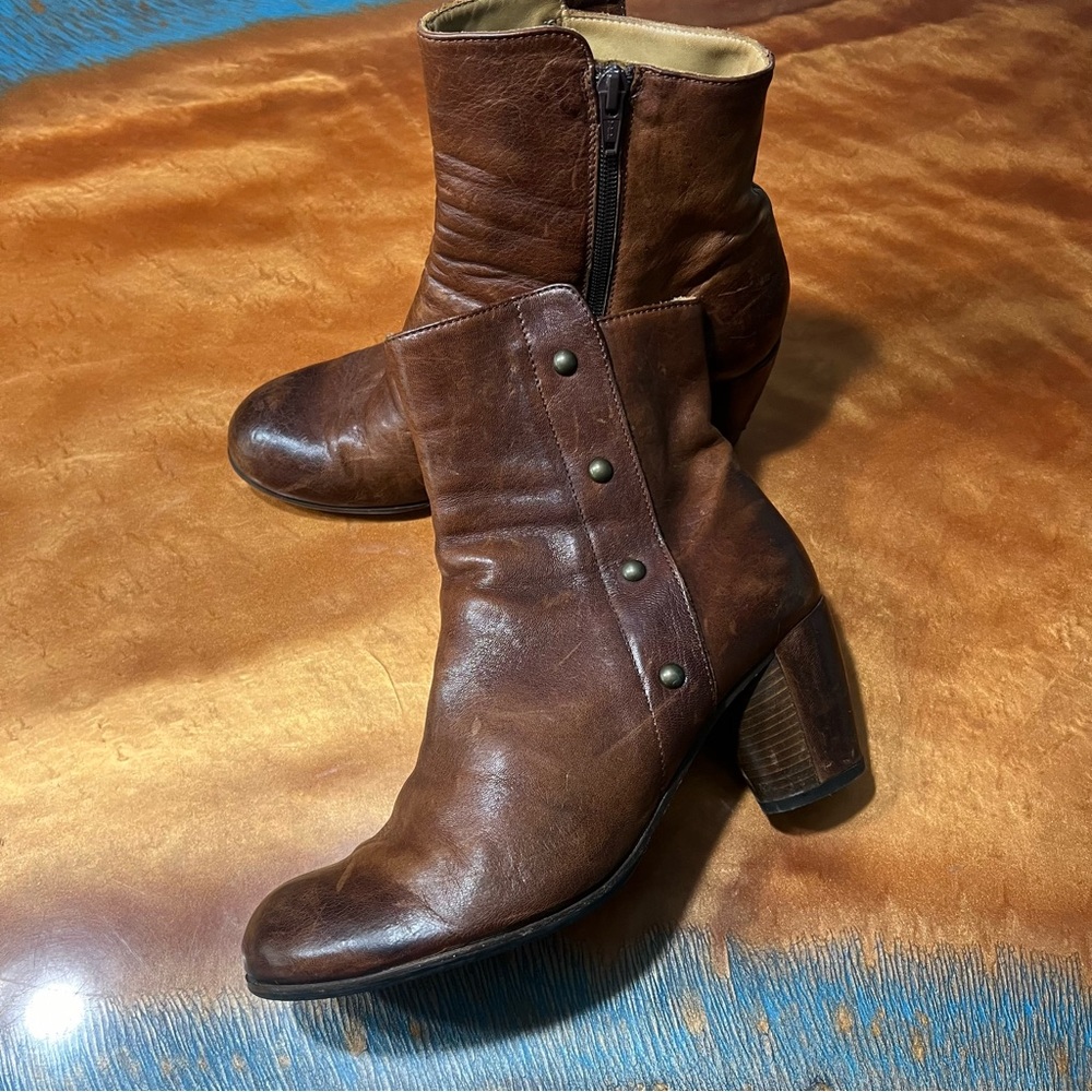Gidigio Made in Italy Leather heeled boots size 40.5 euro zip booties